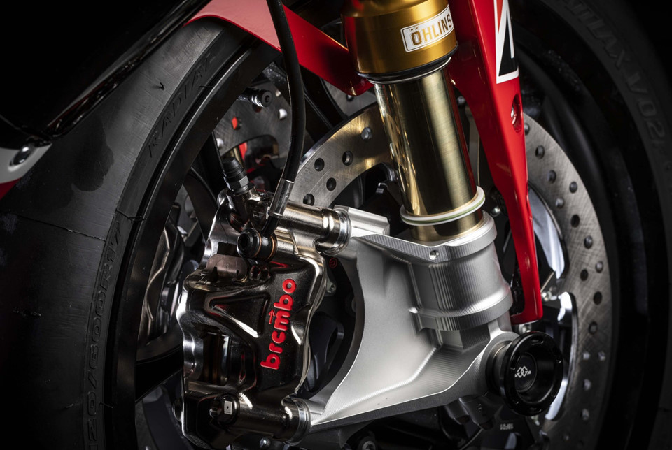 Trong khi đó, giảm xóc sau của xe là dạng monoshock TTX36-GP cao cấp đến từ Ohlins. Hệ thống phanh sau vẫn là kẹp phanh Nissin tương tự trên R1 tiêu chuẩn. Xe sử dụng cùm thắng và côn cao cấp Brembo RCS19.