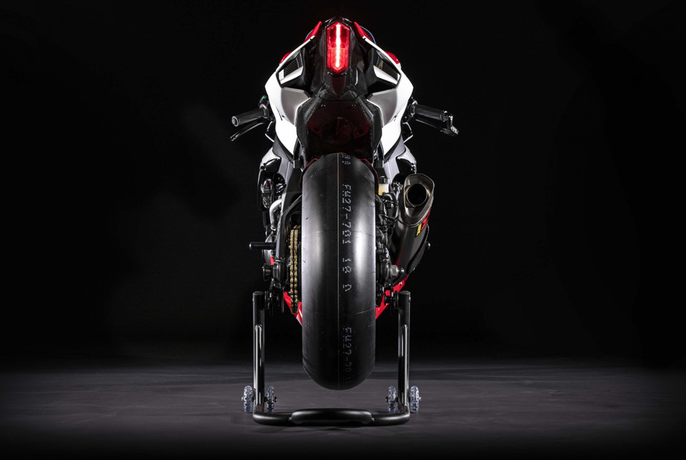 Là phiên bản đường đua nên R1 GYTR được trang bị những linh kiện chuyên dụng thuộc hàng khủng. Ở phía trước, chiếc xe sở hữu giảm xóc Ohlins FGRT 219, đĩa phanh Brembo cùng kẹp phanh Brembo GP4-RX.