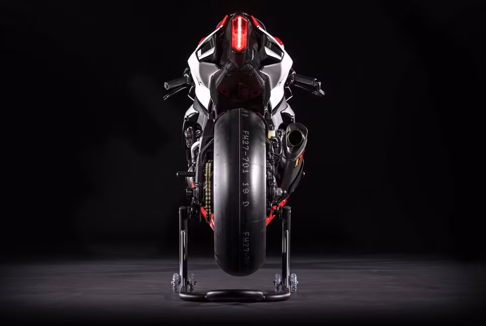 Là phiên bản đường đua nên R1 GYTR được trang bị những linh kiện chuyên dụng thuộc hàng khủng. Ở phía trước, chiếc xe sở hữu giảm xóc Ohlins FGRT 219, đĩa phanh Brembo cùng kẹp phanh Brembo GP4-RX.