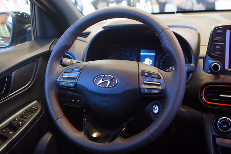 Tuy nhiên, những công nghệ được Hyundai tích hợp cho Kona mới là điểm khiến chiếc xe thu hút các khách hàng trẻ tuổi. Nằm phía trên bảng táp-lô là hệ thống thông tin giải trí thế hệ mới với màn hình cảm ứng 5, 7 hoặc 8 inch tùy phiên bản cùng đầy đủ các chức năng như kết nối smartphone, radio HD, camera lùi, bộ phát 4G...