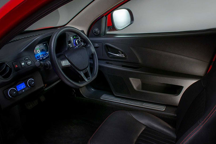 Trước đây, xe điện SOLO đã từng được lắp ráp, nhưng những chiếc xe đó là để phục vụ mục đích thử nghiệm, marketing, các sự kiện giới thiệu. Vì vậy, số xe sẽ được giao vào đầu tháng 10 tới mới là những chiếc xe dành cho khách hàng đích thực đầu tiên từ nhà máy lắp ráp.