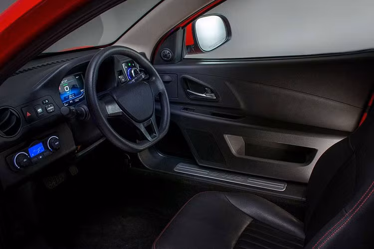 Trước đây, xe điện SOLO đã từng được lắp ráp, nhưng những chiếc xe đó là để phục vụ mục đích thử nghiệm, marketing, các sự kiện giới thiệu. Vì vậy, số xe sẽ được giao vào đầu tháng 10 tới mới là những chiếc xe dành cho khách hàng đích thực đầu tiên từ nhà máy lắp ráp.