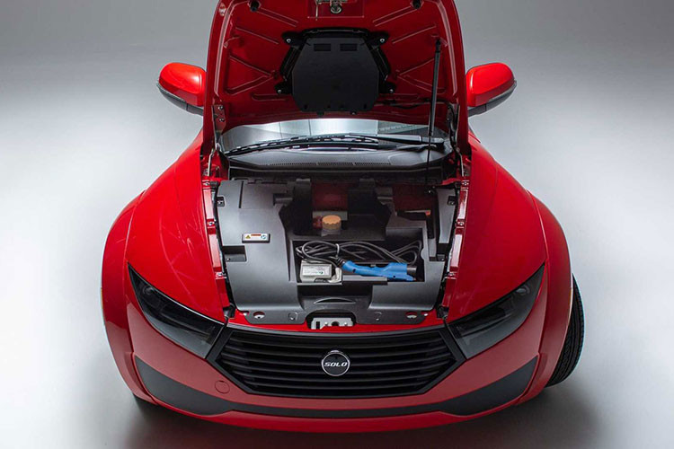 Vì được phân loại hợp pháp là xe mô tô hoặc phương tiện gắn máy, SOLO EV có quyền sử dụng làn đường HOV. Với tốc độ tối đa 129 km/h, nó cũng hoàn toàn có thể di chuyển trên đường cao tốc mà không lo gây trở ngại cho xe ôtô thông thường.