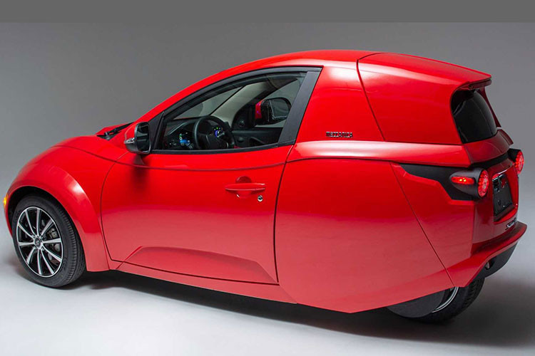 Sản phẩm hàng đầu của công ty, một mẫu xe ElectraMeccanica SOLO 3 bánh, 1 chỗ ngồi mang tên SOLO đã được giới thiệu từ vài năm trước, và rồi im hơi lặng tiếng cho tới tận bây giờ.