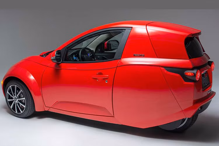 Sản phẩm hàng đầu của công ty, một mẫu xe ElectraMeccanica SOLO 3 bánh, 1 chỗ ngồi mang tên SOLO đã được giới thiệu từ vài năm trước, và rồi im hơi lặng tiếng cho tới tận bây giờ.