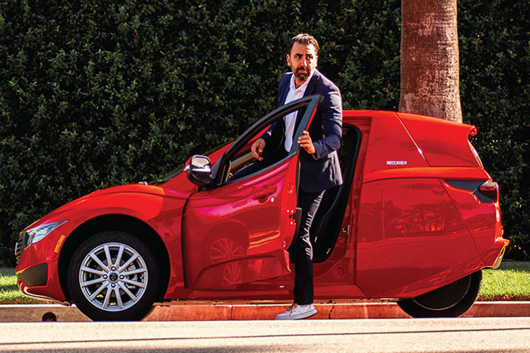 Giá xe ElectraMeccanica SOLO có mức 18.500 USD (tương đương 421 triệu đồng) và vẫn đang nhận đơn đặt hàng. Vào đầu tháng 9/2021, công ty xe điện Canada cũng đã công bố kế hoạch cho một phiên bản chuyên dùng vận chuyển hàng hóa, được gọi là SOLO Cargo EV, nhưng không đưa ra ước tính về việc giao hàng hoặc giá cả.