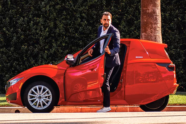 Giá xe ElectraMeccanica SOLO có mức 18.500 USD (tương đương 421 triệu đồng) và vẫn đang nhận đơn đặt hàng. Vào đầu tháng 9/2021, công ty xe điện Canada cũng đã công bố kế hoạch cho một phiên bản chuyên dùng vận chuyển hàng hóa, được gọi là SOLO Cargo EV, nhưng không đưa ra ước tính về việc giao hàng hoặc giá cả.