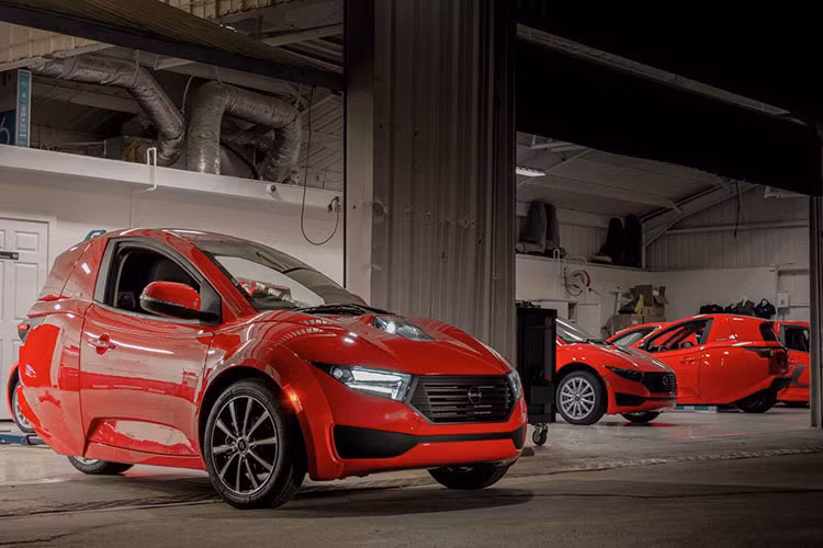 Cự li di chuyển khi sạc đầy pin của nó được ước tính là 161 km, và nó cũng trang bị một số tính năng an toàn nhất định tương tự xe ô tô, như vùng biến dạng phía trước và phía sau, phần bảo vệ va chạm bên, khung chống lật, và hệ thống kiểm soát giới hạn mô-men xoắn.