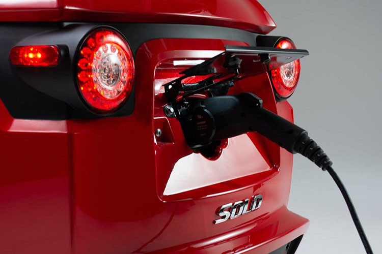 Để tiết kiệm không gian và cắt giảm chi phí, ElectraMeccanica đã đề xuất một chiếc xe 3 bánh với phạm vi hoạt động tốt, có không gian chở hàng nhất định, chỉ có 1 chỗ ngồi bên trong cabin khép kín giống như ô tô, và được gọi một cách khéo léo là SOLO. 