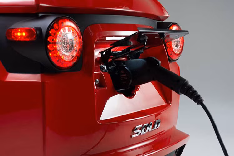 Để tiết kiệm không gian và cắt giảm chi phí, ElectraMeccanica đã đề xuất một chiếc xe 3 bánh với phạm vi hoạt động tốt, có không gian chở hàng nhất định, chỉ có 1 chỗ ngồi bên trong cabin khép kín giống như ô tô, và được gọi một cách khéo léo là SOLO. 