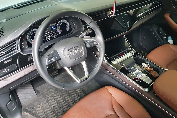 Mở cửa tiến vào bên trong khoang lái, Audi Q8 gây ấn tượng với ghế ngồi bọc da cao cấp, nhiều chi tiết trong nội thất được bọc da Alcantara, vô lăng đáy phẳng và nhiều chi tiết trang trí bằng kim loại.