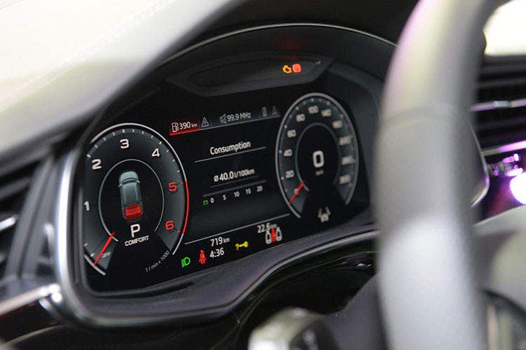 Mẫu SUV hạng sang của Audi có khoang hành lý lên đến 1.755 lít nếu hàng ghế sau gập xuống, còn không, thể tích khoang hành lý của xe là 605 lít. Hệ thống giải trí nổi bật trên Audi Q8 của đại gia Thanh Hóa bao gồm 2 màn hình cảm ứng MMI với màn hình 10,1 inch nằm trên và 8,6 inch nằm dưới, cách bố trí giống Lamborghini Urus.