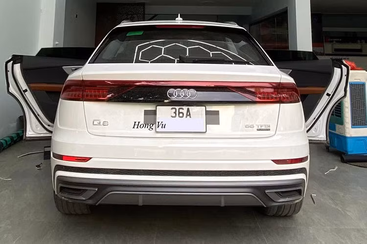 Số lượng xe SUV hạng sang Audi Q8 tại Việt Nam ước tính trên 30 chiếc. Trong đó, có một xe được mang về "làm dâu" tại tỉnh Thanh Hóa. Nói về độ chịu chơi xe SUV, các đại gia "36" không thua kém các tỉnh thành cũng như thành phố lớn khác.