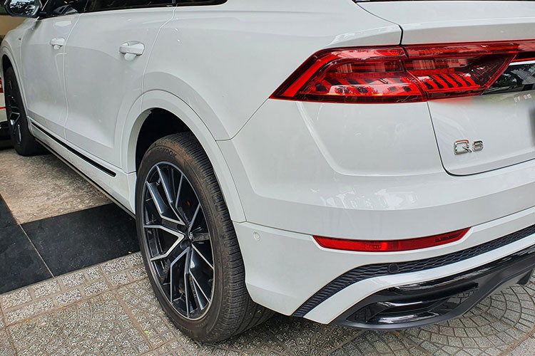 Ngoài phiên bản bán ra chính hãng tại Audi Việt Nam, còn có thêm 2 phiên bản xe Audi Q8 khác được các công ty nhập khẩu tư nhân mang về nước để phục vụ khách hàng Việt nhưng giá bán không được tiết lộ.