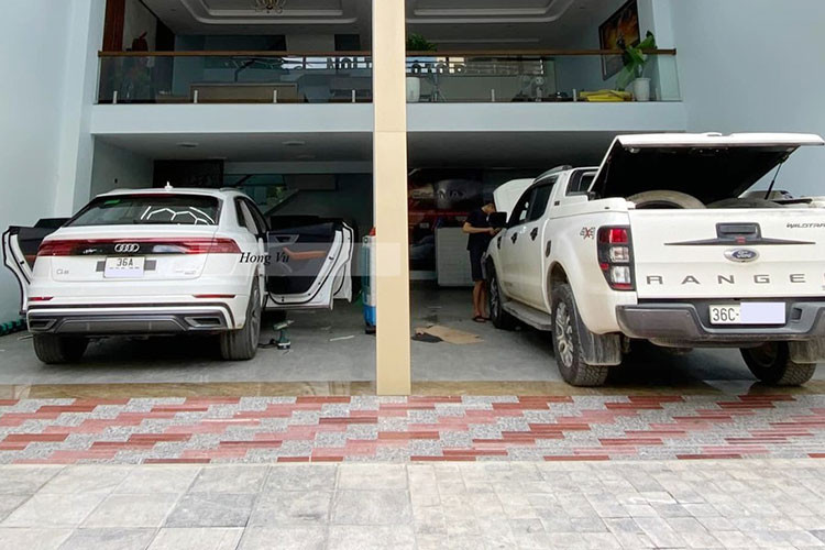 Ở thiết kế, Audi Q8 tại Thanh Hóa gây ấn tượng với lưới tản nhiệt Singleframe thể thao, đèn pha và hậu dạng LED có thiết kế đẹp mắt. đó còn chưa kể việc hãng xe Đức mang đến tuỳ chọn đèn pha HD Matrix LED cho chiếc SUV hạng sang đầu bảng của mình.