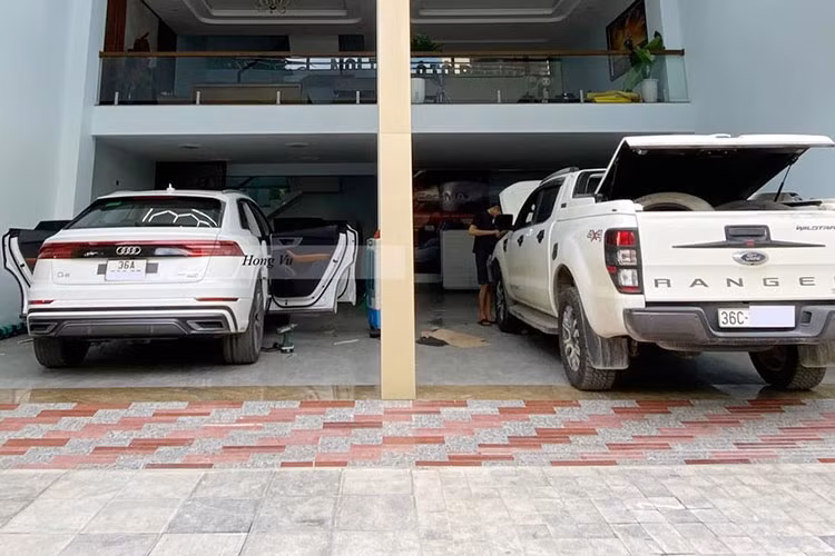 Ở thiết kế, Audi Q8 tại Thanh Hóa gây ấn tượng với lưới tản nhiệt Singleframe thể thao, đèn pha và hậu dạng LED có thiết kế đẹp mắt. đó còn chưa kể việc hãng xe Đức mang đến tuỳ chọn đèn pha HD Matrix LED cho chiếc SUV hạng sang đầu bảng của mình.