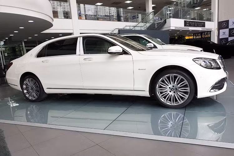 S450 4Matic phiên bản nâng cấp cho năm 2018 không có khác biệt nhiều so với những mẫu Mercedes-Maybach khác. Xe sở hữu một số thay đổi đáng chú ý như lưới tản nhiệt có 3 thanh kép nằm ngang và 1 thanh dọc ở giữa, đằng sau các thanh ngang là những thanh dọc mạ crôm bổ sung.