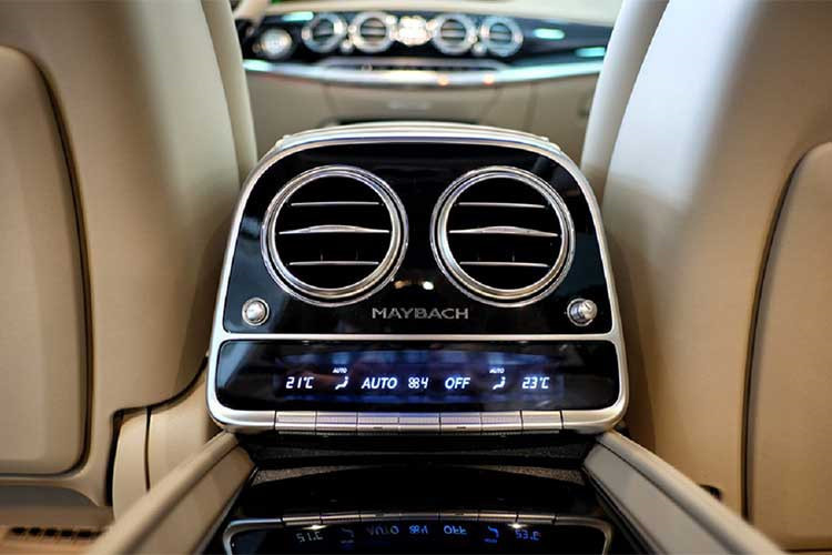 Về an toàn, Mercedes-Maybach S450 4Matic 2018 có hàng loạt công nghệ hiện đại như hỗ trợ chuyển làn đường thích ứng. Các công nghệ trên mẫu xe sang này bao gồm; hỗ trợ duy trì làn đường thích ứng, hỗ trợ giới hạn tốc độ thích ứng, hỗ trợ nhận diện biển báo đường, hỗ trợ giảm tốc độ thích ứng, hỗ trợ dừng khẩn cấp thích ứng, hỗ trợ phanh thích ứng, hỗ trợ đánh lái, phát hiện điểm mù thích ứng, hỗ trợ đỗ xe và đỗ xe từ xa...