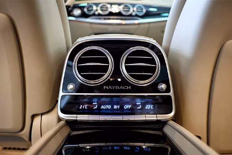 Về an toàn, Mercedes-Maybach S450 4Matic 2018 có hàng loạt công nghệ hiện đại như hỗ trợ chuyển làn đường thích ứng. Các công nghệ trên mẫu xe sang này bao gồm; hỗ trợ duy trì làn đường thích ứng, hỗ trợ giới hạn tốc độ thích ứng, hỗ trợ nhận diện biển báo đường, hỗ trợ giảm tốc độ thích ứng, hỗ trợ dừng khẩn cấp thích ứng, hỗ trợ phanh thích ứng, hỗ trợ đánh lái, phát hiện điểm mù thích ứng, hỗ trợ đỗ xe và đỗ xe từ xa...