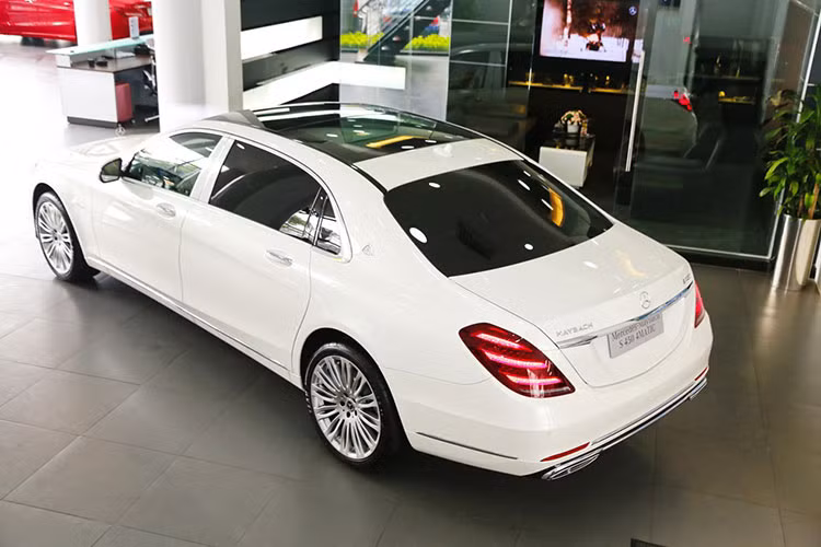 Mercedes-Maybach S450 2018 được trang bị động cơ V6, dung tích 3.0 lít, sản sinh công suất tối đa 367 mã lực và mô-men xoắn cực đại đạt 500 Nm. Sức mạnh được truyền tới cả 4 bánh thông qua hộp số tự động 9 cấp, nhờ đó, Mercedes-Maybach S450 4Matic 2018 chỉ mất khoảng thời gian 5,9 giây để tăng tốc từ vị trí đứng yên lên 100 km/h trước khi đạt vận tốc tối đa 250 km/h.