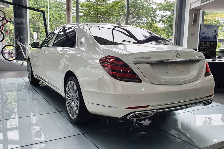 Đặc biệt, lưới tản nhiệt xe có logo Maybach. Cản va trước với những chi tiết mạ crôm sáng bóng và thiết kế hoàn hoàn khác biệt so với mẫu xe cũ. Thiết kế đèn pha của S450 4Matic 2018 giống như phiên bản thường với 3 thanh LED nằm sát nhau. Mâm xe có nhiều sự lựa chọn khác nhau với kích thước tùy chọn từ 17 – 20 inch được thiết kế dạng đa chấu nhưng sang trọng và đẳng cấp hơn.