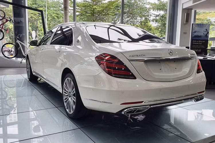 Đặc biệt, lưới tản nhiệt xe có logo Maybach. Cản va trước với những chi tiết mạ crôm sáng bóng và thiết kế hoàn hoàn khác biệt so với mẫu xe cũ. Thiết kế đèn pha của S450 4Matic 2018 giống như phiên bản thường với 3 thanh LED nằm sát nhau. Mâm xe có nhiều sự lựa chọn khác nhau với kích thước tùy chọn từ 17 – 20 inch được thiết kế dạng đa chấu nhưng sang trọng và đẳng cấp hơn.