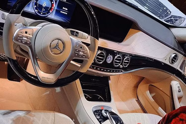 Nội thất Mercedes-Maybach S450 4Matic 2018 được thiết kế bọc da toàn bộ và khâu hình quả trám sang trọng. Đặc điểm thay đổi dễ nhận thấy nhất là cụm vô lăng 3 chấu thiết kế hoàn toàn mới, trên chấu vô lăng mới xuất hiện dòng chữ “Maybach” riêng. Gỗ ốp trên mẫu xe sang này có thêm tùy chọn mới, đèn nền dạng LED với 64 màu sắc khác nhau.