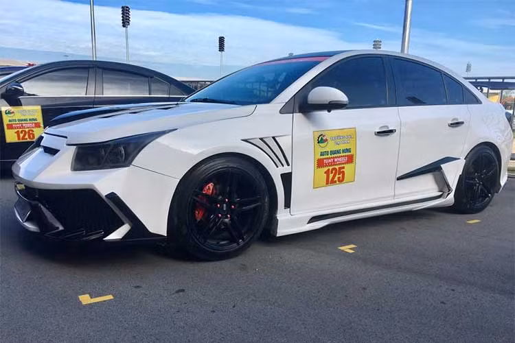 Mặc dù chiếc xe vẫn còn đang trong quá trình hoàn thiện những hạng mục cuối cùng để "biến hình" siêu xe Lamborghini, tuy nhiên chủ nhân của nó vẫn kịp thời có mặt tại trường đua Đại Nam sáng ngày 1/1/2018 để "show hàng" và đón năm mới cùng nhiều mẫu xe thể thao khác.