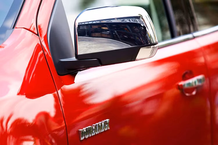 Tuy nhiên, theo một đại diện truyền thông của GM Việt Nam chia sẻ trước thềm Vietnam Motor Show 2016, bản Chevrolet Colorado mới bán ở Việt Nam sẽ không mang một số công nghệ mới nhất đang sắp bán ở Mỹ như động cơ V6 kết hợp hộp số tự động 8 cấp mới, khởi động xe từ xa...