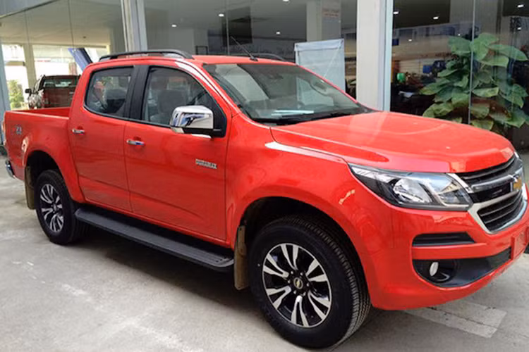 Với cản trước và nắp ca-pô mới, Colorado bản nâng cấp nay đã có kiểu dáng "nam tính" và gần với những dòng xe khác của Chevrolet tại Mỹ hơn. Phiên bản mới của chiếc xe bán tải này có mâm 18 inch mới. Ngoài ra, toàn bộ phần đầu xe đã được Chevrolet thiết kế lại.