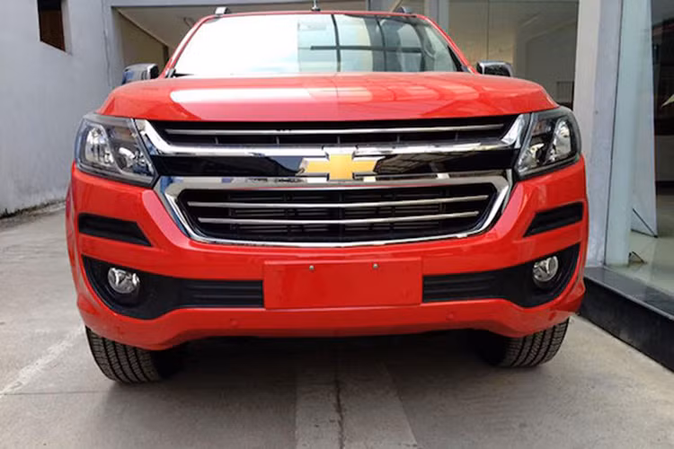 Bước sang phiên bản facelift, Chevrolet Colorado 2016 vuông vức hơn, nam tính hơn, và đặc biệt tinh tế khi tập trung thay đổi thiết kế ở cụm đèn phía trước. Đèn chiếu sáng trước chia khối, đèn sương mù tạo điểm nhấn trên cản trước lớn khiến Colorado mới trông hiện đại hơn.