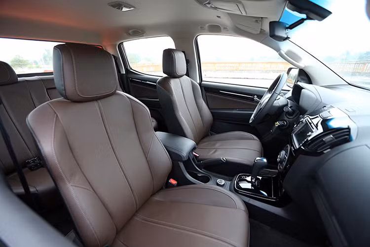 Ở bên trong, toàn bộ bảng táp-lô của Colorado cũng đã được Chevrolet thiết kế lại với hình dáng khỏe khoắn hơn. Ngoài ra, hãng còn cho biết rằng vật liệu được sử dụng trong nội thất cũng có bề mặt mềm mại hơn. hệ thống thông tin giải trí My Link thế hệ mới, hỗ trợ kết nối smartphone Apple CarPlay và Android Auto cũng được trang bị.