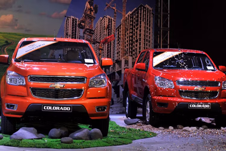 Tại thị trường Việt Nam, Chevrolet Colorado bản cũ phân phối 4 phiên bản nhập từ Thái Lan, gồm: Chevrolet Colorado LTZ 2.8L AT 4x4 (749 triệu đồng), Chevrolet Colorado LTZ 2.8L MT 4x 4 (719 triệu đồng), Chevrolet Colorado LT 2.5L MT 4x4 (635 triệu đồng) và Chevrolet Colorado LT 2.5L MT 4x2 (605 triệu đồng).