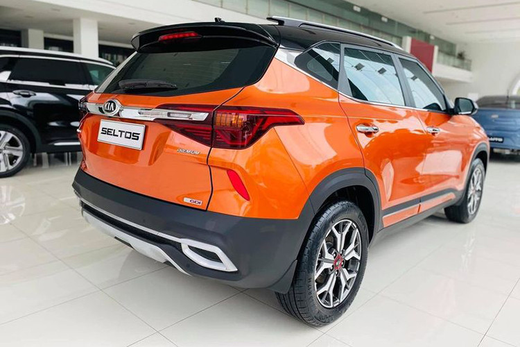 Kia Seltos hiện đang phân phối trên thị trường Việt Nam 3 phiên bản Deluxe, Luxury và Premium. Ngoài trang bị động cơ 1.4 Turbo trên cả 3 phiên bản, bản Premium sẽ có thêm trang bị động cơ 1.6 MPI. Xe có 9 tùy chọn màu sắc với 5 màu đơn và 4 tùy chọn kết hợp 2 tông màu cá tính.