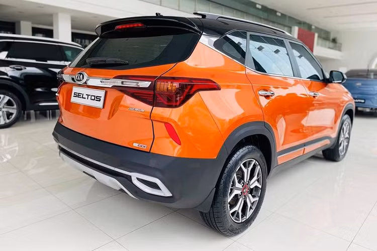 Kia Seltos hiện đang phân phối trên thị trường Việt Nam 3 phiên bản Deluxe, Luxury và Premium. Ngoài trang bị động cơ 1.4 Turbo trên cả 3 phiên bản, bản Premium sẽ có thêm trang bị động cơ 1.6 MPI. Xe có 9 tùy chọn màu sắc với 5 màu đơn và 4 tùy chọn kết hợp 2 tông màu cá tính.