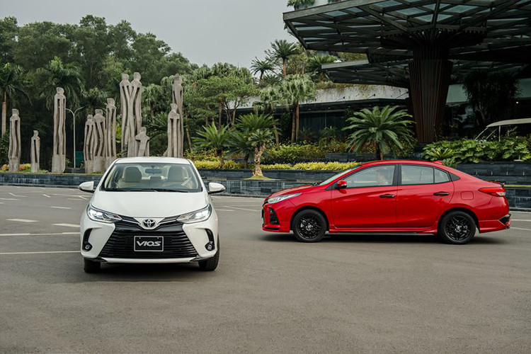 Hai năm liền liên tiếp 2019 – 2020, Toyota Vios luôn trụ vững ngôi vị là mẫu xe bán chạy nhất tại Việt Nam với doanh số bỏ xa các đối thủ hàng nghìn xe. Tuy nhiên năm 2021 có lẽ là một năm không được suôn sẻ với mẫu sedan hạng B nhà Toyota khi không còn dẫn đầu doanh số các tháng như trước đây, đồng thời cũng mất luôn vị trí “ngôi vương” trong phân khúc vào tay đối thủ Hyundai Accent.