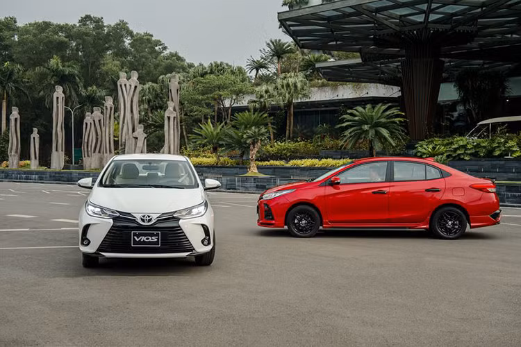 Hai năm liền liên tiếp 2019 – 2020, Toyota Vios luôn trụ vững ngôi vị là mẫu xe bán chạy nhất tại Việt Nam với doanh số bỏ xa các đối thủ hàng nghìn xe. Tuy nhiên năm 2021 có lẽ là một năm không được suôn sẻ với mẫu sedan hạng B nhà Toyota khi không còn dẫn đầu doanh số các tháng như trước đây, đồng thời cũng mất luôn vị trí “ngôi vương” trong phân khúc vào tay đối thủ Hyundai Accent.