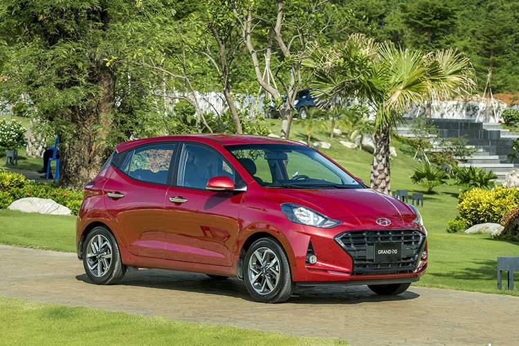 Hyundai Grand i10 được trang bị động cơ Kappa 1.2L MPi được hiệu chỉnh cho công suất 83 mã lực tại 6.000 vòng/phút cùng Momen xoắn cực đại 114Nm tại 4.000 vòng/phút. Hyundai Grand i10 được phân phối tại thị trường Việt Nam với 6 phiên bản Sedan và Hatchback.