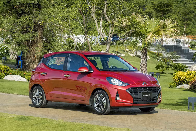 Hyundai Grand i10 được trang bị động cơ Kappa 1.2L MPi được hiệu chỉnh cho công suất 83 mã lực tại 6.000 vòng/phút cùng Momen xoắn cực đại 114Nm tại 4.000 vòng/phút. Hyundai Grand i10 được phân phối tại thị trường Việt Nam với 6 phiên bản Sedan và Hatchback.