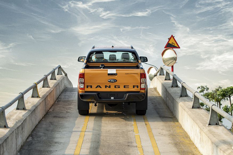 Ford Ranger 2021 lắp ráp tại Việt Nam có 3 tùy chọn động cơ. Ba phiên bản XL, XLS MT và XLS AT được trang bị động cơ diesel 2.2L, công suất 158 mã lực và mô-men xoắn 385 Nm, đi kèm hộp số sàn 6 cấp hoặc tự động 6 cấp. Bản Limited sở hữu động cơ diesel 2.0L, công suất 178 mã lực và mô-men xoắn 420 Nm, hộp số tự động 10 cấp. Ranger Wildtrak được trang bị động cơ diesel 2.0L biturbo, cùng mức công suất 210 mã lực và mô-men xoắn 500 Nm, kết hợp hộp số tự động 10 cấp.