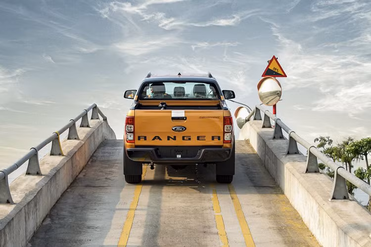 Ford Ranger 2021 lắp ráp tại Việt Nam có 3 tùy chọn động cơ. Ba phiên bản XL, XLS MT và XLS AT được trang bị động cơ diesel 2.2L, công suất 158 mã lực và mô-men xoắn 385 Nm, đi kèm hộp số sàn 6 cấp hoặc tự động 6 cấp. Bản Limited sở hữu động cơ diesel 2.0L, công suất 178 mã lực và mô-men xoắn 420 Nm, hộp số tự động 10 cấp. Ranger Wildtrak được trang bị động cơ diesel 2.0L biturbo, cùng mức công suất 210 mã lực và mô-men xoắn 500 Nm, kết hợp hộp số tự động 10 cấp.