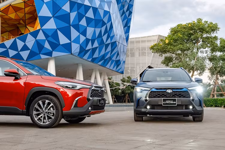 Doanh số cộng dồn từ đầu năm của mẫu xe này đạt 13.945 xe. Nếu tiếp tục duy trì “phong độ” này trong tháng cuối cùng của năm, Toyota Crolla Cross rất có thể trở thành chiếc SUV hạng B bán chạy nhất 2021. Tịa thị trường Việt Nam, Toyota Crolla Cross được trang bị động cơ 1.8L và 1.8L hybrid cùng giá bán từ 720 - 910 triệu đồng.