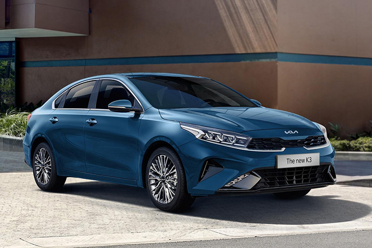 Ở phiên bản nâng cấp, Kia Cerato được đổi tên thành Kia K3 và vẫn trang bị động cơ 1.6L và 2.0L. Mẫu sedan hạng C được cung cấp các phiên bản: Deluxe (số sàn) giá 559 triệu đồng, Luxury giá 629 triệu VNĐ và 1.6 Premium giá 659 triệu đồng.