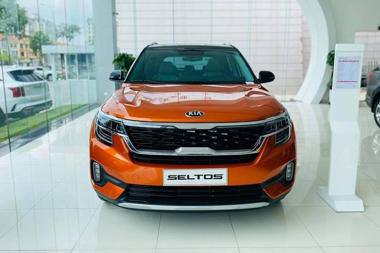 Trong tháng 11/2021, Kia Seltos bị đối thủ Toyota Crolla Cross bỏ xa “cả cây số” khi chỉ đạt doanh số 1.957 xe. Tuy nhiên nếu tính doanh số cộng dồn từ đầu năm thì Kia Seltos đạt đến 13.777 xe. Chiếc SUV từ Hàn Quốc vẫn đang trong cuộc chạy đua chưa hồi kết với Corolla Cross khi có tổng doanh số toàn thị trường chỉ kém hơn 168 xe.
