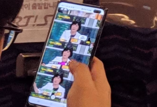 Một thành viên trên diễn đàn Reddit vừa đăng tải hình ảnh về Galaxy S10+ xuất hiện ngoài đời thật dù chưa được ra mắt. Máy có màn hình lớn, tràn viền. Điểm nổi bật của model này đến từ màn hình “nốt ruồi”, có thể chứa camera selfie kép. Ảnh: Hisstick27.