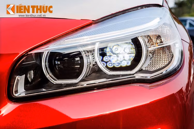 Đèn pha và đèn hậu sử dụng công nghệ chiếu sáng LED hiện đại được trang bị trên những mẫu xe mới nhất hiện nay của hãng BMW.