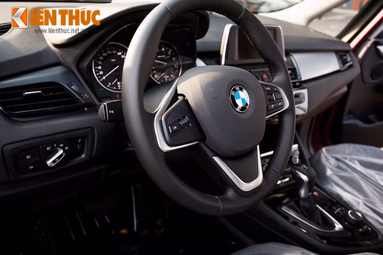 Phía bên trong, nội thất cuả xe có nhiều nét giống với phiên bản Active Tourer và khá đơn giản so với những dòng xe BMW khác. Tuy nhiên, điểm nhấn của xe chính là thiết kế 3 hàng ghế - hàng ghế thứ 2 có thể dịch chuyển 130mm và màn hình giải trí trung tâm 6,5 inch.