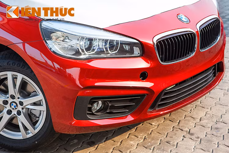  Chiếc Series 2 Gran Tourer vừa xuất hiện tại Việt Nam sở hữu thiết kế đặc trưng của BMW. Pha trộn giữa 2 yếu tố, thể thao và sang trọng. Lưới tản nhiệt không tiếp xúc với đèn pha như nhiều mẫu hiện tại.