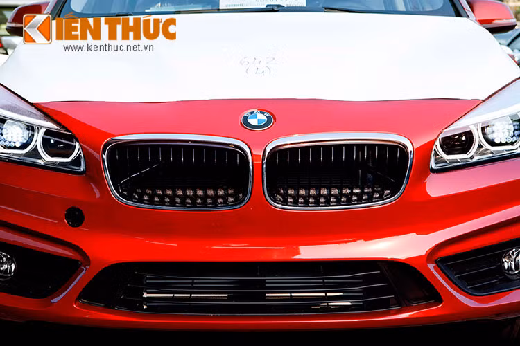 BMW 218i Gran Tourer là mẫu xe MPV đầu tiên của BMW, nó sở hữu kích thước chiều dài là 4.342mm, chiều rộng là 2.038mm, chiều cao là 1.586mm, và khoang hành lý chứa đồ được 468 lít.