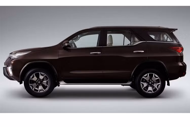 Ngoại hình của Toyota Fortuner Diamond 2019 mới có chút khác biệt so với bản thường. Cụ thể, xe có thiết kế ở cụm cản trước thêm tấm ốp màu đen khoẻ khoắn hơn. Khá giống với phong cách xe offroad, lưới tản nhiệt sẽ được trang bị loại khung viền mạ crom to bản.
